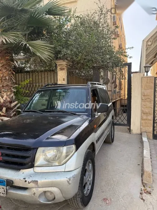 ميتسوبيشي مونتيرو 2002 أزرق غامق مستعملة للبيع - 3