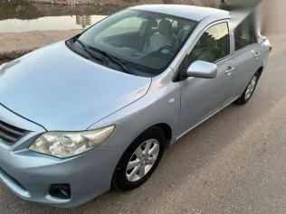 تويوتا كورولا 2013 فضي مستعملة للبيع