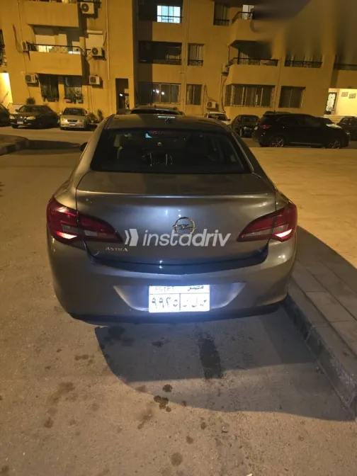 اوبل أسترا 2017 رمادي مستعملة للبيع - 1
