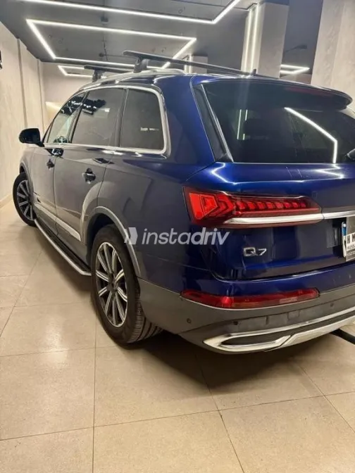 اودي Q7 2021 أزرق غامق مستعملة للبيع - 4