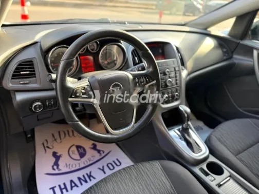 اوبل أسترا 2019 أخضر مستعملة للبيع - 2