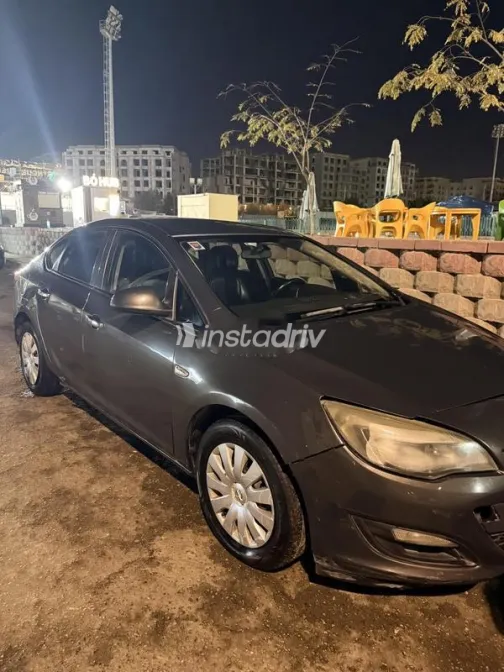 اوبل أسترا 2013 أسود مستعملة للبيع - 1