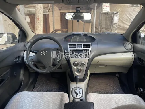 تويوتا ياريس 2008 أحمر غامق مستعملة للبيع - 2