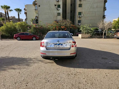 سكودا اوكتافيا A7 2015 أبيض مستعملة للبيع - 1