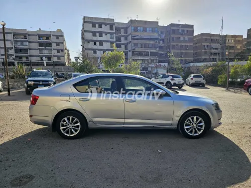 سكودا اوكتافيا A7 2015 أبيض مستعملة للبيع - 3