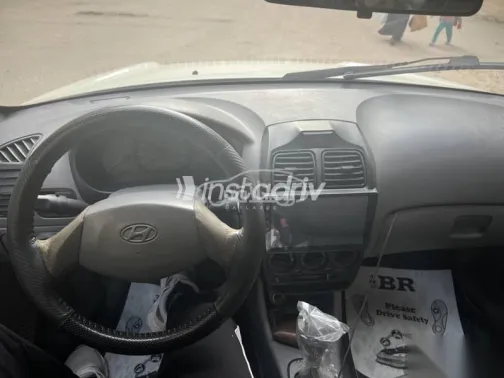 هيونداي فيرنا 2011 أبيض مستعملة للبيع - 4