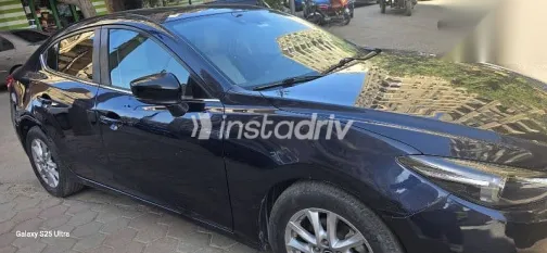 مازدا 3 2019 أزرق غامق مستعملة للبيع - 1