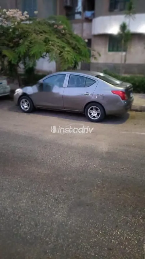 نيسان صنى 2015 بترولي مستعملة للبيع - 4