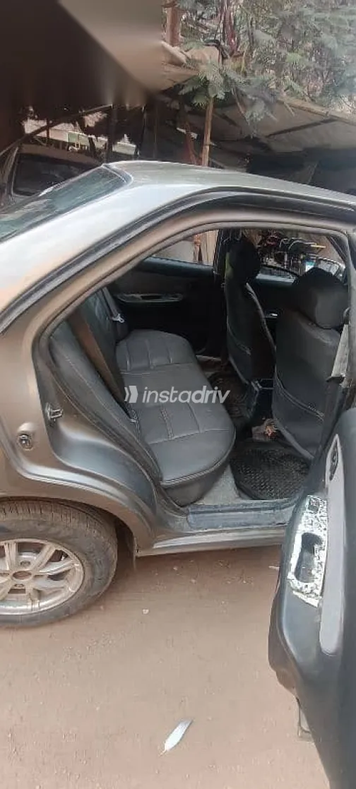 نيسان صنى 1999 ذهبي مستعملة للبيع - 1