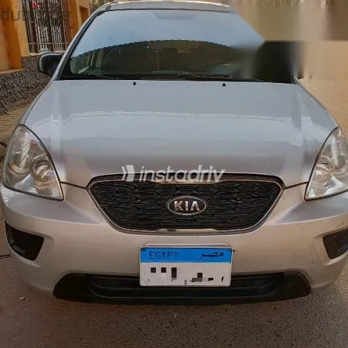 كيا كارينز 2011 فضي مستعملة للبيع - 1