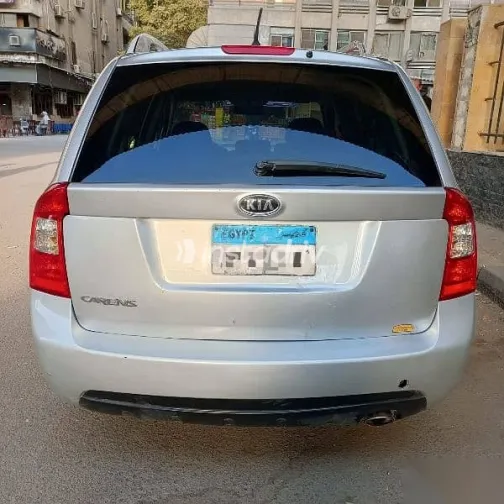 كيا كارينز 2011 فضي مستعملة للبيع - 2