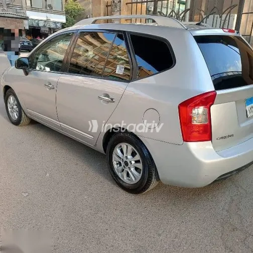 كيا كارينز 2011 فضي مستعملة للبيع - 4