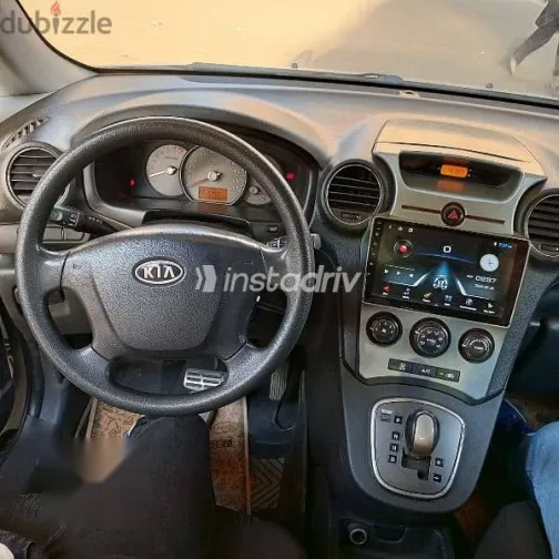 كيا كارينز 2011 فضي مستعملة للبيع - 9