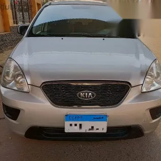 كيا كارينز 2011 فضي مستعملة للبيع