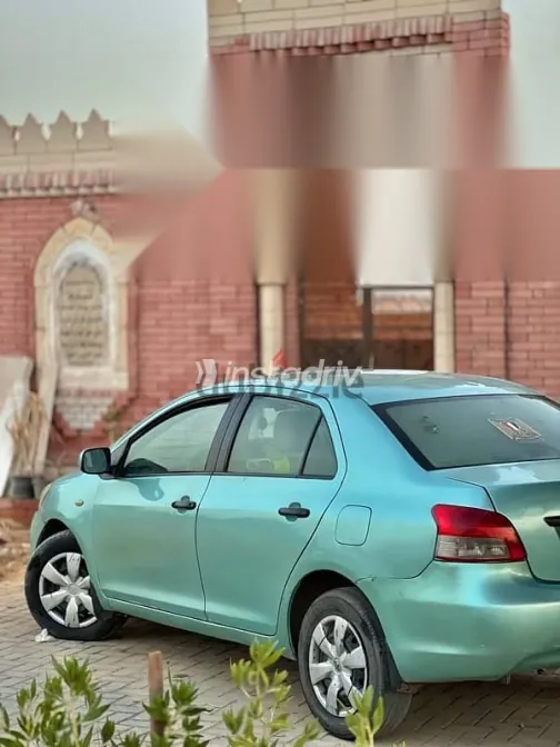 تويوتا ياريس 2007 أزرق غامق مستعملة للبيع - 2