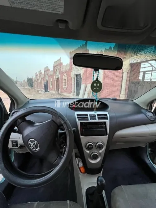 تويوتا ياريس 2007 أزرق غامق مستعملة للبيع - 3