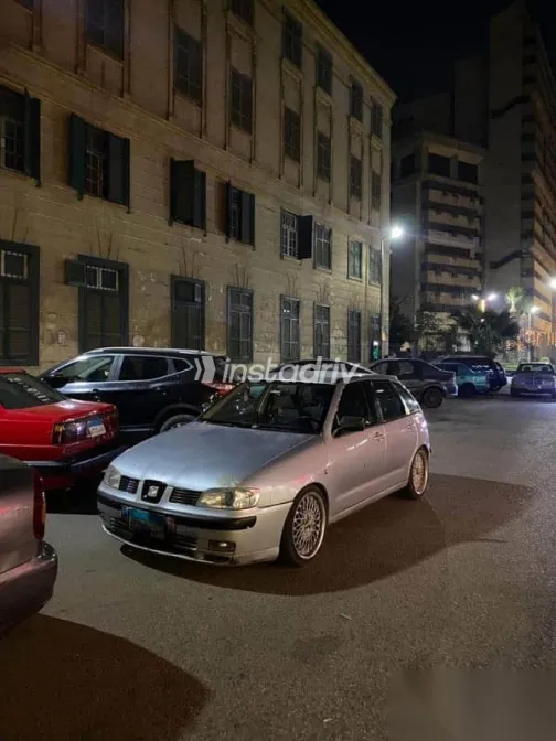 سيات ابيزا 2001 فضي مستعملة للبيع - 1