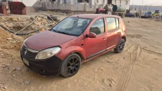 رينو سانديرو 2013 أحمر مستعملة للبيع