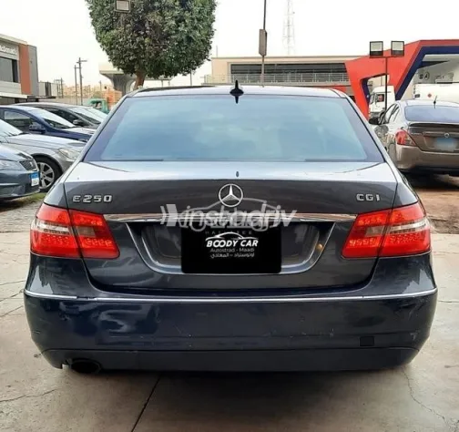 مرسيدس E 250 2011 أزرق غامق مستعملة للبيع - 4