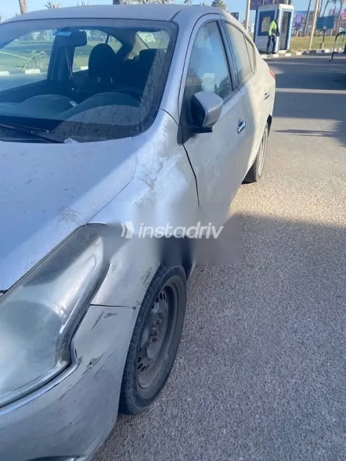 نيسان صنى 2016 فضي مستعملة للبيع - 6