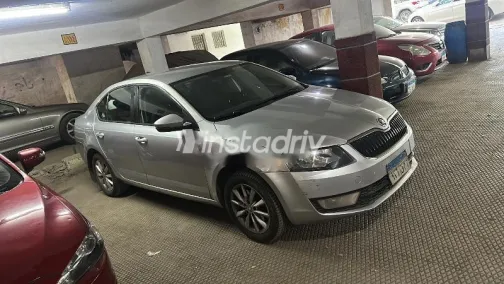 سكودا اوكتافيا A7 2015 فضي مستعملة للبيع - 1