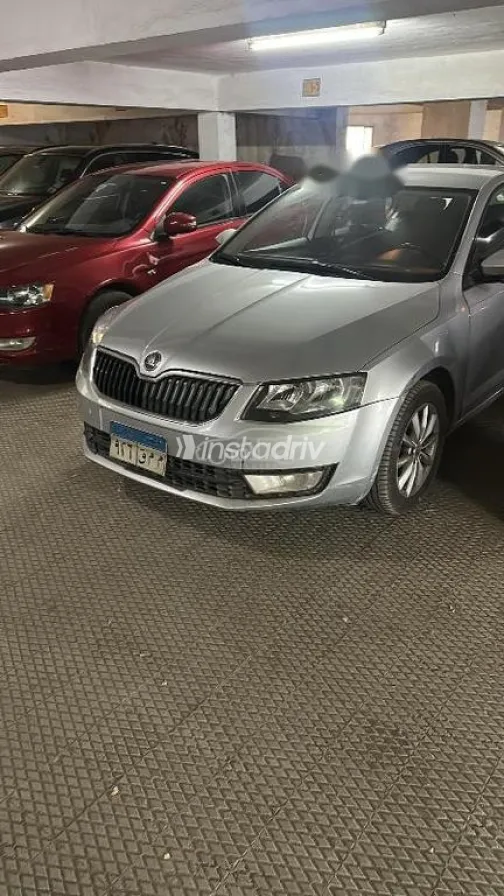 سكودا اوكتافيا A7 2015 فضي مستعملة للبيع - 2