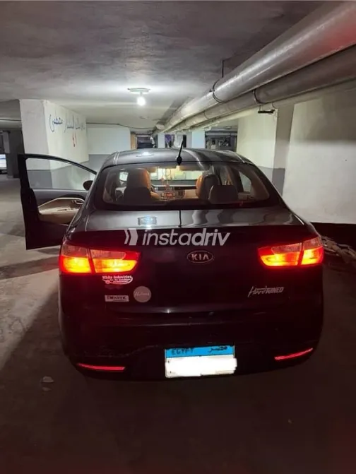 كيا ريو 2012 أزرق غامق مستعملة للبيع - 2