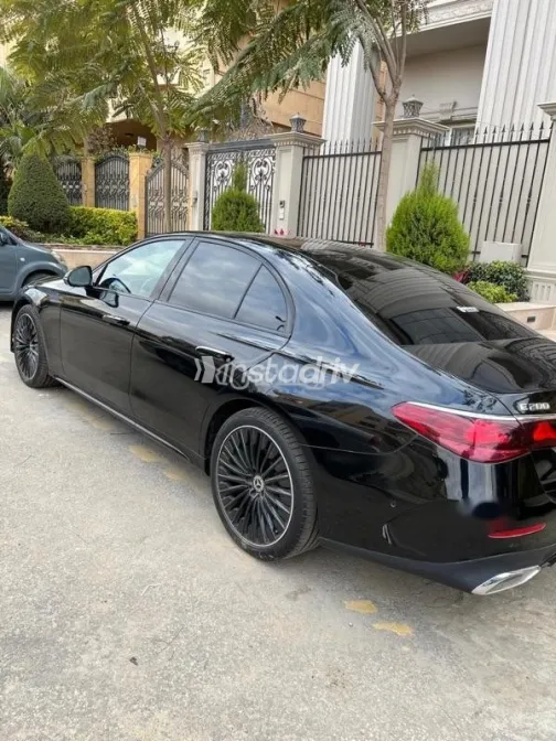 مرسيدس E 200 2025 أسود مستعملة للبيع - 1