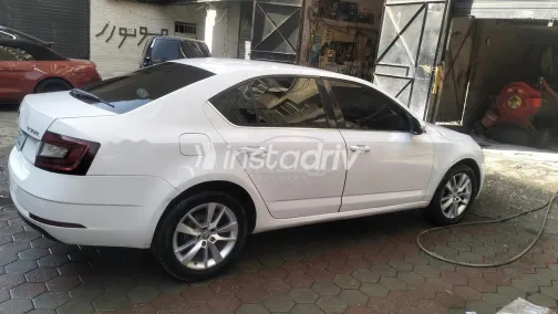 سكودا اوكتافيا A7 2019 أبيض مستعملة للبيع - 1