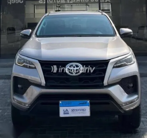 تويوتا فورتشنر 2022 فضي مستعملة للبيع - 2