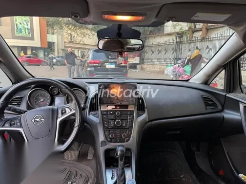 اوبل أسترا 2016 أحمر مستعملة للبيع - 2