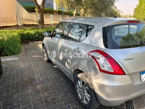 سوزوكى سويفت 2015 فضي مستعملة للبيع - 2