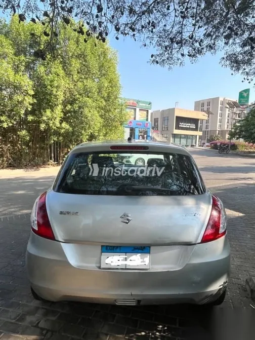 سوزوكى سويفت 2015 فضي مستعملة للبيع - 4