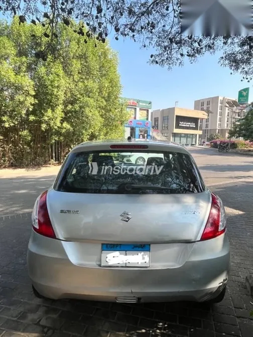 سوزوكى سويفت 2015 فضي مستعملة للبيع - 6