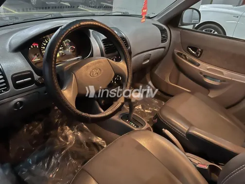 هيونداي فيرنا 2010 رمادي غامق مستعملة للبيع - 3