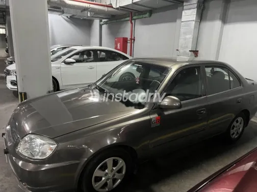 هيونداي فيرنا 2010 رمادي غامق مستعملة للبيع - 4