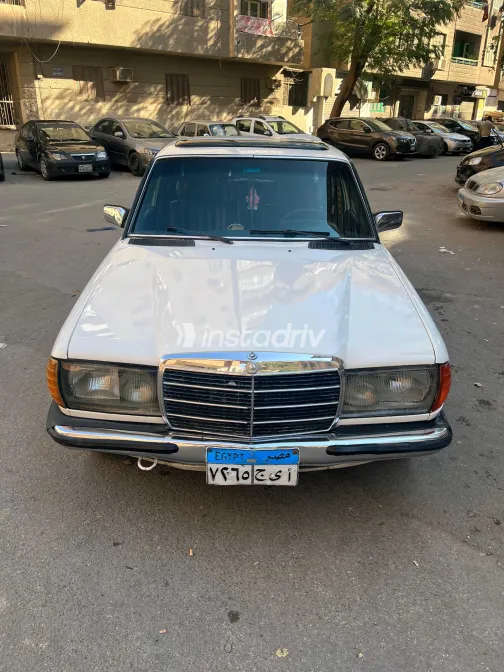 Mercedes E 200 1976 White Used for Sale - 5