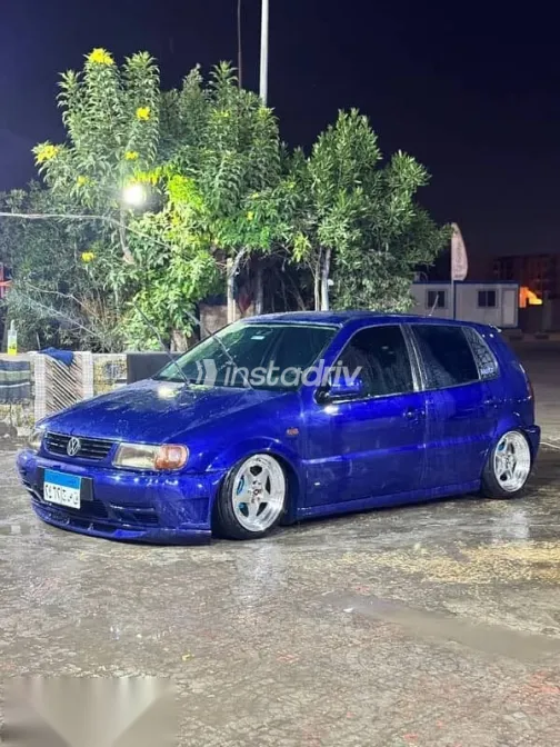 فولكس فاغن بولو 1995 أزرق غامق مستعملة للبيع - 1