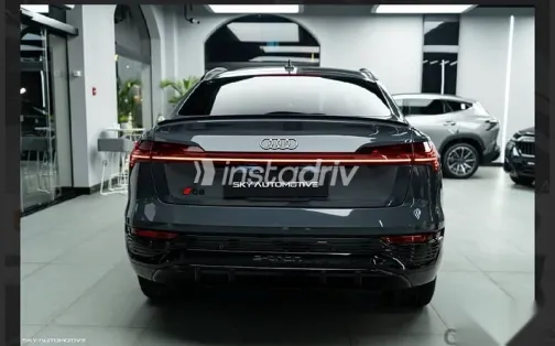 اودي Q8 2024 رمادي جديدة للبيع - 1