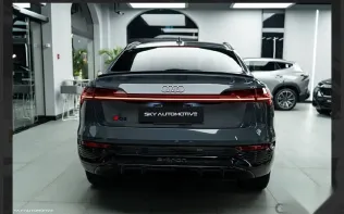 اودي Q8 2024 رمادي جديدة للبيع