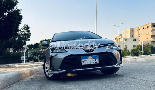 تويوتا كورولا 2021 أبيض مستعملة للبيع - 1