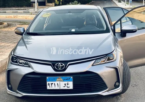 تويوتا كورولا 2021 أبيض مستعملة للبيع - 2