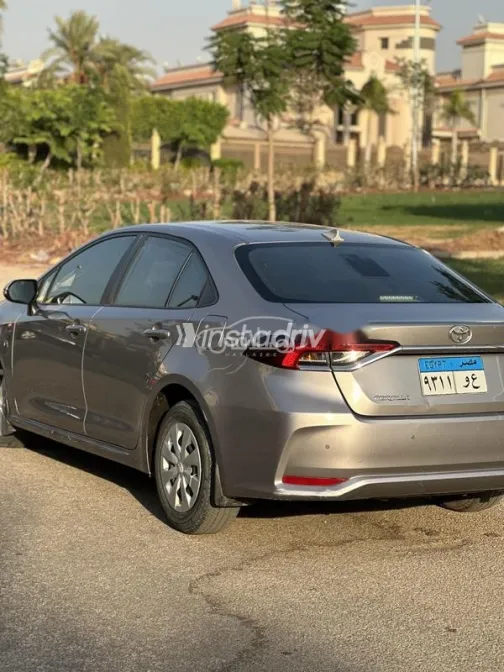 تويوتا كورولا 2021 أبيض مستعملة للبيع - 4