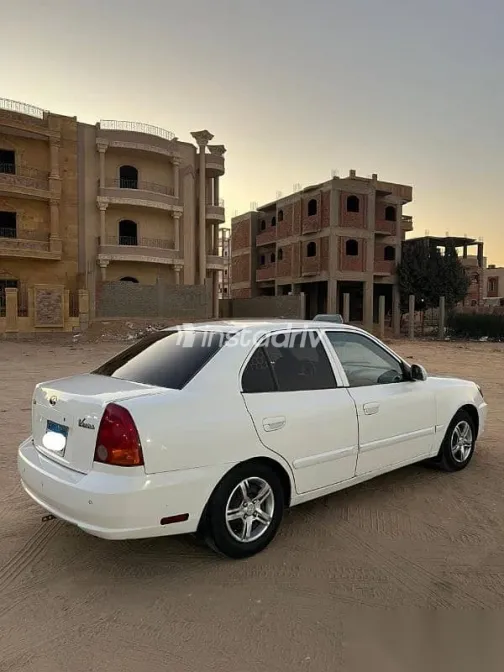 هيونداي فيرنا 2015 أبيض مستعملة للبيع - 1