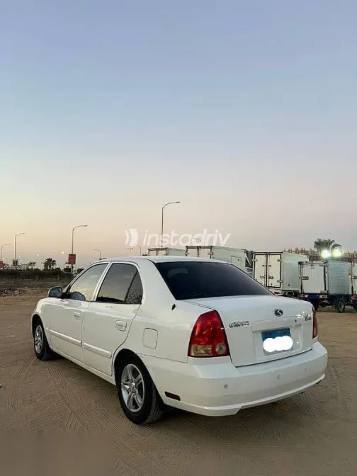 هيونداي فيرنا 2015 أبيض مستعملة للبيع - 2