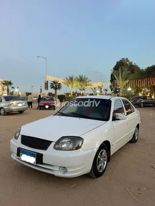 هيونداي فيرنا 2015 أبيض مستعملة للبيع - 3