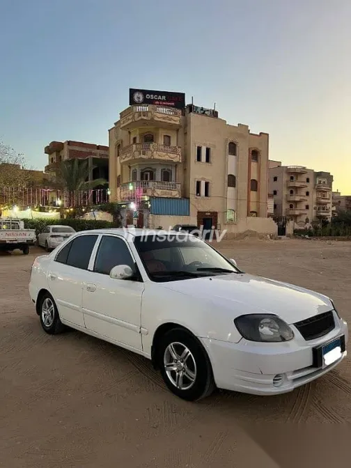 هيونداي فيرنا 2015 أبيض مستعملة للبيع - 4