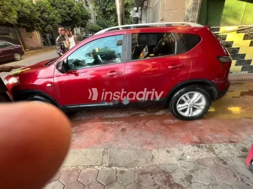 نيسان قشقاي 2012 أحمر غامق مستعملة للبيع - 1