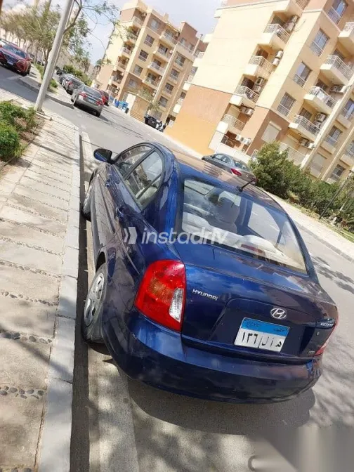 هيونداي اكسنت 2010 أزرق غامق مستعملة للبيع - 2