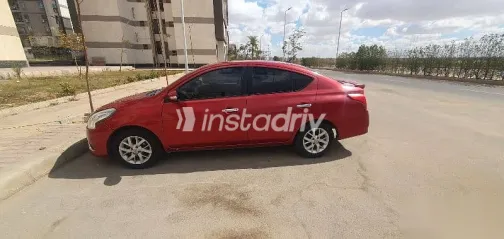 نيسان صنى 2022 أحمر مستعملة للبيع - 1